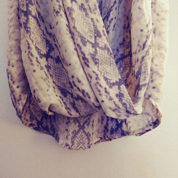 White and Gray Blouse, Small. Great Condition. - Picture 3 of 9